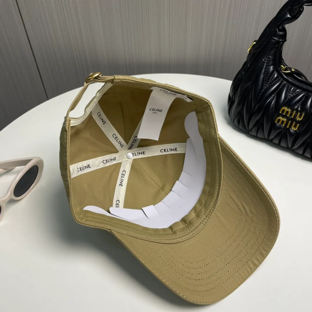P80 popular CELINE (Celine) official website purchase version. Original 1:1 customized! The latest baseball cap with the same style as the simple letter star, fashionable and high-end workmanship! Every hat is made with care! Extraordinary quality, suitable for both men and women.    Céline's hat has a simple design, high-end color matching, delicate texture, and clean style. It is an iconic item. The letter C is the official icon of CELINE. It is deeply rooted in the brand's historical heritage, and at the same time it exudes modern elegance and a new trend of retro modernity. Simple baseball cap decorated with C logo. Self-attitude, no need to elaborate.