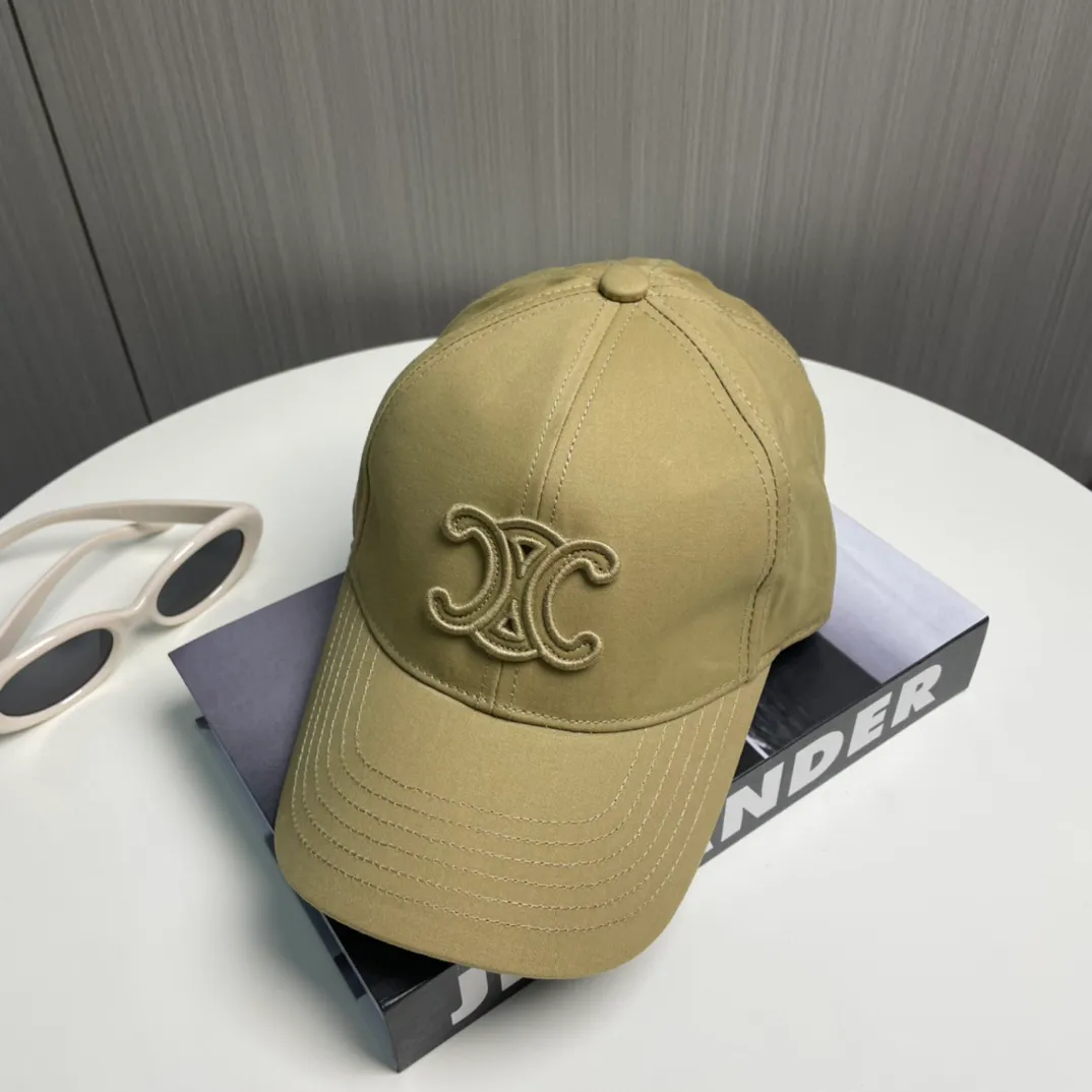 P80 popular CELINE (Celine) official website purchase version. Original 1:1 customized! The latest baseball cap with the same style as the simple letter star, fashionable and high-end workmanship! Every hat is made with care! Extraordinary quality, suitable for both men and women.    Céline's hat has a simple design, high-end color matching, delicate texture, and clean style. It is an iconic item. The letter C is the official icon of CELINE. It is deeply rooted in the brand's historical heritage, and at the same time it exudes modern elegance and a new trend of retro modernity. Simple baseball cap decorated with C logo. Self-attitude, no need to elaborate.