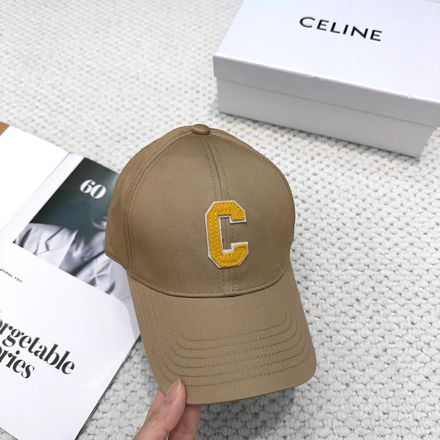 P60 popular CELINE official website purchasing version. Original 1:1 customized! The latest baseball cap with the same style as the simple letter star, fashionable and high-end workmanship! Every hat is made with care! Extraordinary quality, suitable for both men and women.    Céline's hat has a simple design, high-end color matching, delicate texture, and clean style. It is an iconic item. The letter C is the official icon of CELINE. It is deeply rooted in the brand's historical heritage, and at the same time it exudes modern elegance and a new trend of retro modernity. Simple baseball cap decorated with C logo. Self-attitude, no need to elaborate.