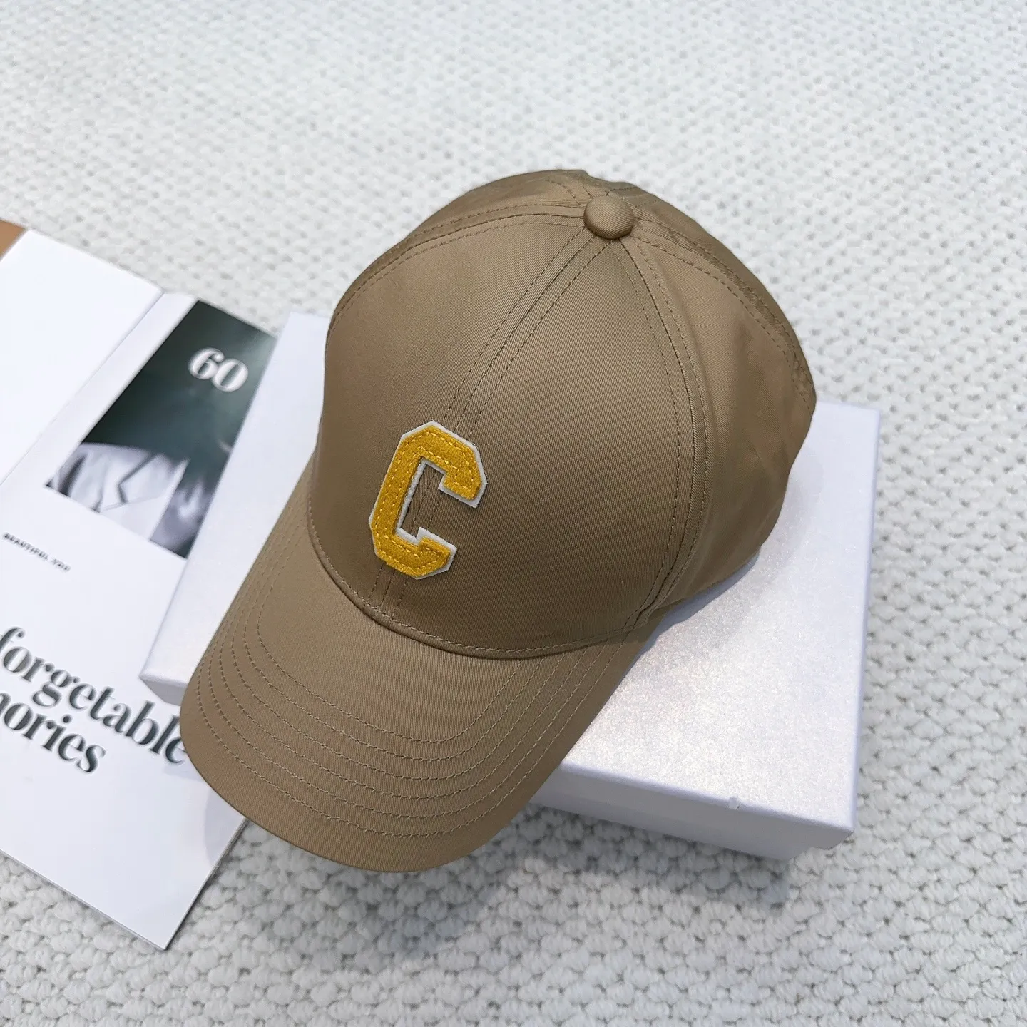 P60 popular CELINE official website purchasing version. Original 1:1 customized! The latest baseball cap with the same style as the simple letter star, fashionable and high-end workmanship! Every hat is made with care! Extraordinary quality, suitable for both men and women.    Céline's hat has a simple design, high-end color matching, delicate texture, and clean style. It is an iconic item. The letter C is the official icon of CELINE. It is deeply rooted in the brand's historical heritage, and at the same time it exudes modern elegance and a new trend of retro modernity. Simple baseball cap decorated with C logo. Self-attitude, no need to elaborate.