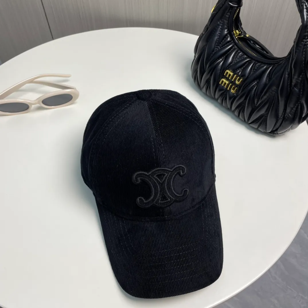 P66 Celine new autumn and winter baseball cap 🧢 🍂🍂Must buy in autumn and winter~ New model from the official website Simple letter L of the same color Arc de Triomphe logo, highlighting the brand tone Low-key and not exaggerated 🎹 Boutique experience Full of texture Soft and delicate Versatile style, 360° no dead ends, the first choice for handsome girls Deepened hat shape Can be worn by boys and girls! It’s a bonus item that not only modifies your face but also enhances your temperament. It’s really hard not to love it~
