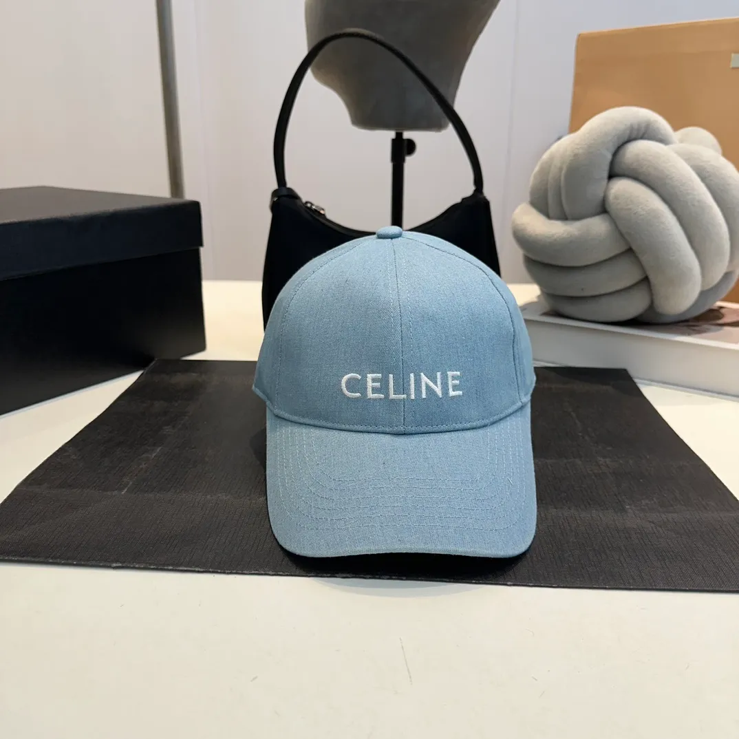 P60 dark blue denim CELINE Celine 2024ss new Arc de Triomphe embroidered baseball cap 🧢 Top version 👍 Purchased Z batch version, the hat shape is completely customized according to Z batch 22:1. Customized washed denim fabric, super textured! The Arc de Triomphe pattern is different from the version on the market, and the size and texture of the looped hair are all restored. The hardware adjustment buckle is custom-molded and has a logo. Customized logo webbing inside the hat, all details restored💯 ⚠️Size: One size fits all and adjustable!