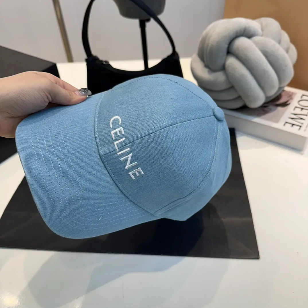 P60 dark blue denim CELINE Celine 2024ss new Arc de Triomphe embroidered baseball cap 🧢 Top version 👍 Purchased Z batch version, the hat shape is completely customized according to Z batch 22:1. Customized washed denim fabric, super textured! The Arc de Triomphe pattern is different from the version on the market, and the size and texture of the looped hair are all restored. The hardware adjustment buckle is custom-molded and has a logo. Customized logo webbing inside the hat, all details restored💯 ⚠️Size: One size fits all and adjustable!