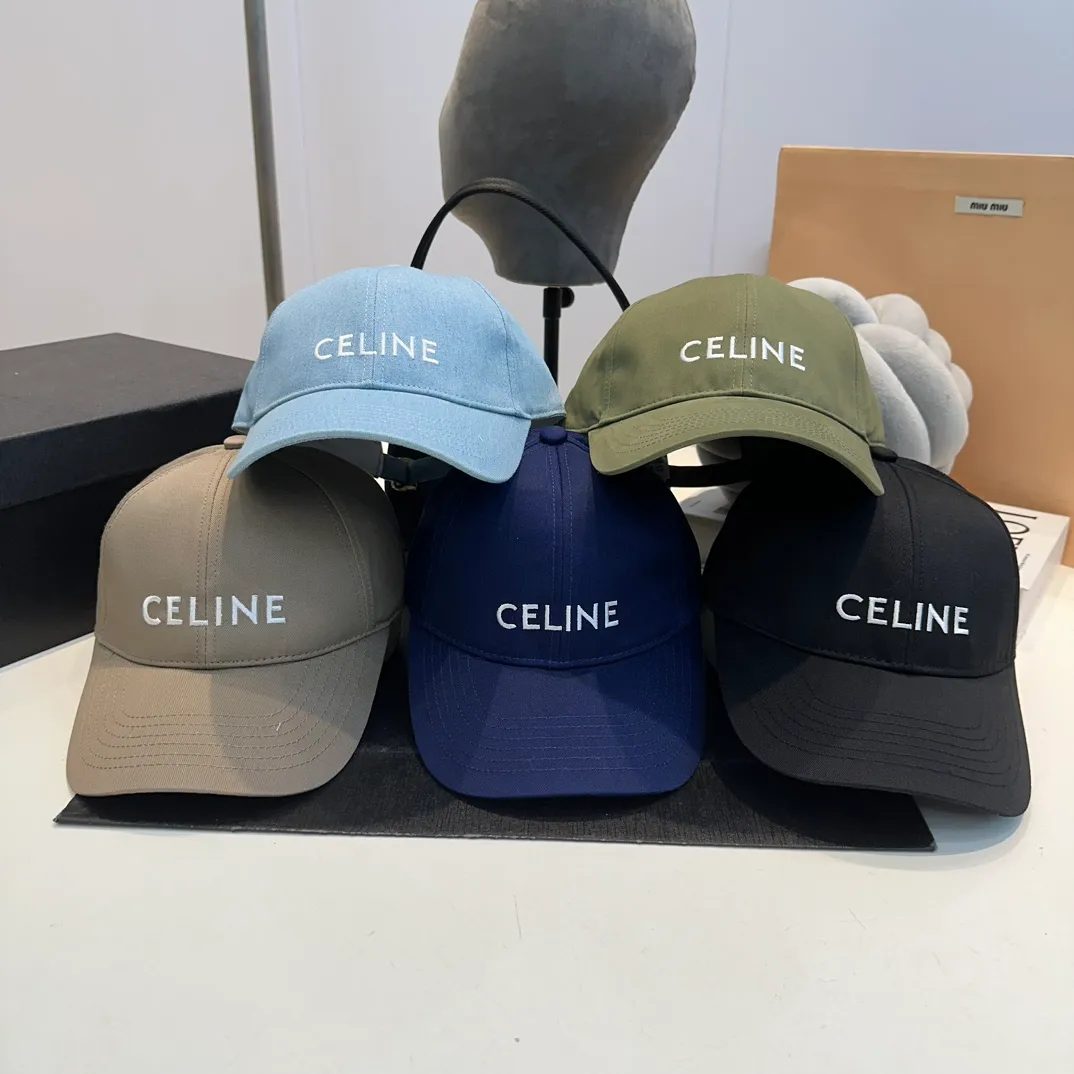 P60 dark blue denim CELINE Celine 2024ss new Arc de Triomphe embroidered baseball cap 🧢 Top version 👍 Purchased Z batch version, the hat shape is completely customized according to Z batch 22:1. Customized washed denim fabric, super textured! The Arc de Triomphe pattern is different from the version on the market, and the size and texture of the looped hair are all restored. The hardware adjustment buckle is custom-molded and has a logo. Customized logo webbing inside the hat, all details restored💯 ⚠️Size: One size fits all and adjustable!