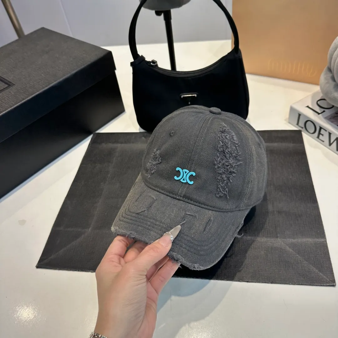 P60 Celine's new baseball cap 🧢 This season is decorated with the small Arc de Triomphe logo. Navy blue｜black｜dark red. Casual and practical! Close your eyes and enter!