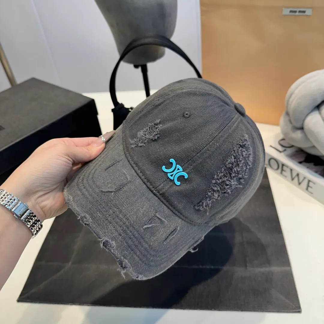 P60 Celine's new baseball cap 🧢 This season is decorated with the small Arc de Triomphe logo. Navy blue｜black｜dark red. Casual and practical! Close your eyes and enter!