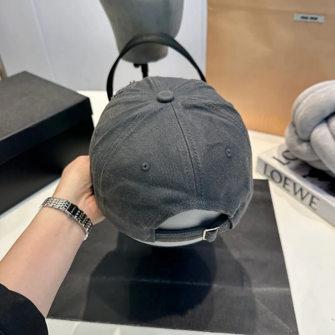 P60 Celine's new baseball cap 🧢 This season is decorated with the small Arc de Triomphe logo. Navy blue｜black｜dark red. Casual and practical! Close your eyes and enter!
