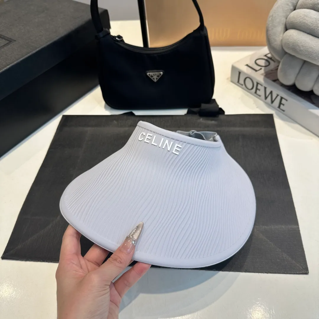 P60 CELINE Celine's new empty-top hat. Sun protection is a compulsory course for girls in this life. This large brim hat is invincible in sun protection. It can be worn all day without any trace or cumbersome feeling.