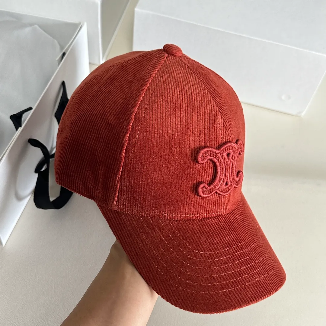 P70 Celine's new men's and women's velvet baseball cap. A super versatile style, the same style as the stars. The corduroy texture is very good, not thick and not hot to wear. Head circumference: about 57cm