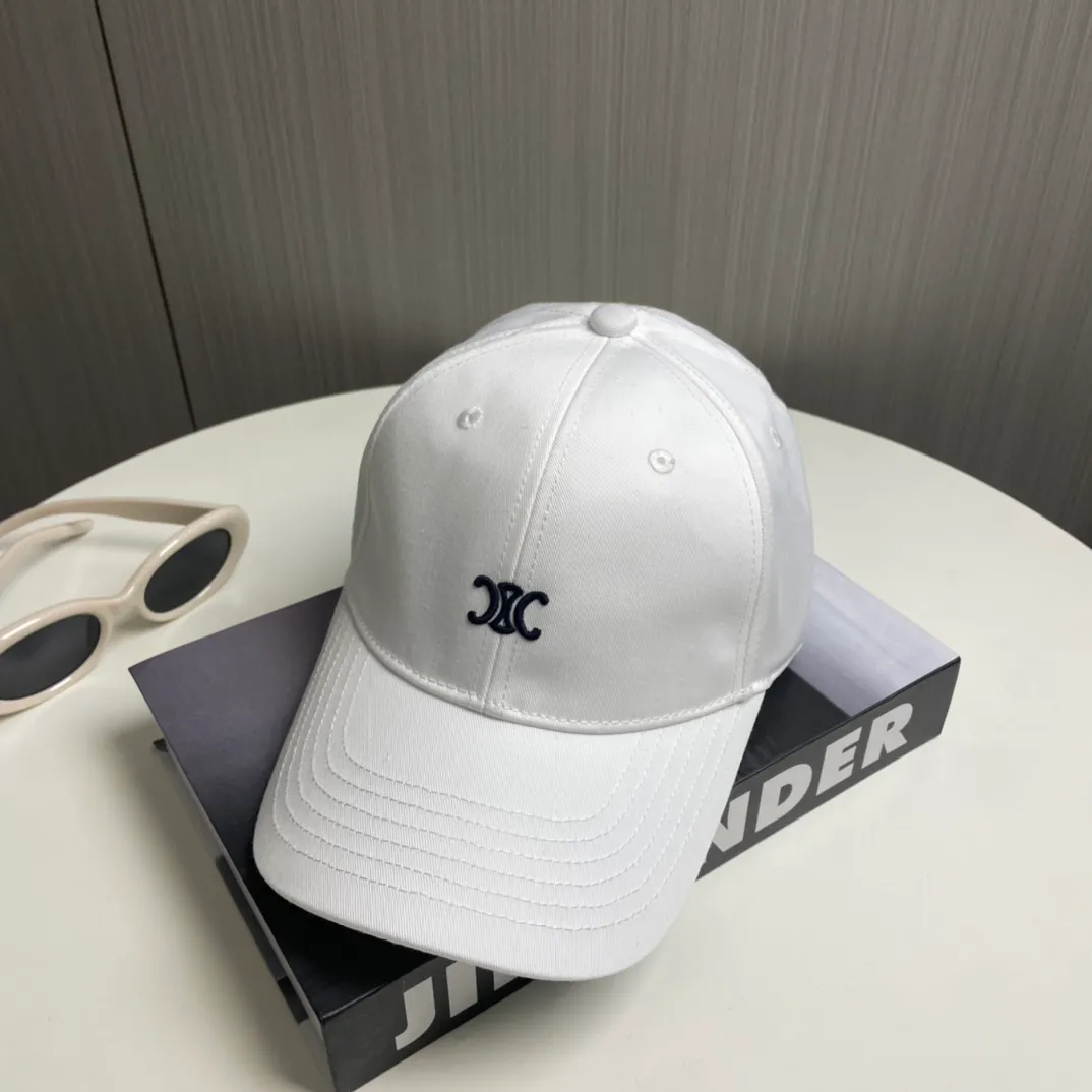 P70 popular CELINE (Celine) latest baseball cap with simple letters, fashionable and high-end workmanship! Every hat is made with care! Extraordinary quality, suitable for both men and women.    Céline's hat has a simple design, high-end color matching, delicate texture, and clean style. It is an iconic item. The letter C is the official icon of CELINE. It is deeply rooted in the brand's historical heritage, and at the same time it exudes modern elegance and a new trend of retro modernity. Simple baseball cap decorated with C logo. Self-attitude, no need to elaborate.