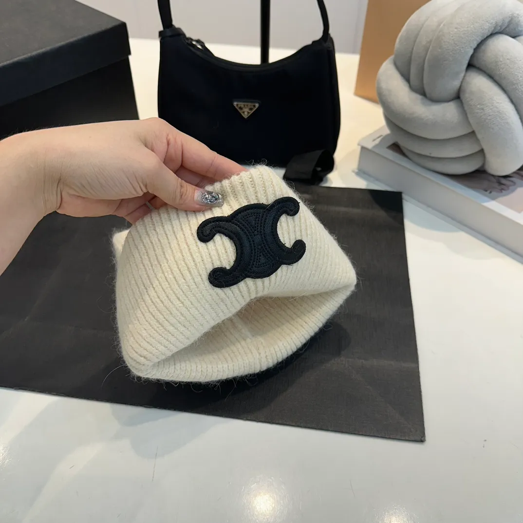 P60 CELINE 2024 autumn and winter new rabbit fur beanie, Korean style design ~ a must-have for autumn and winter wear