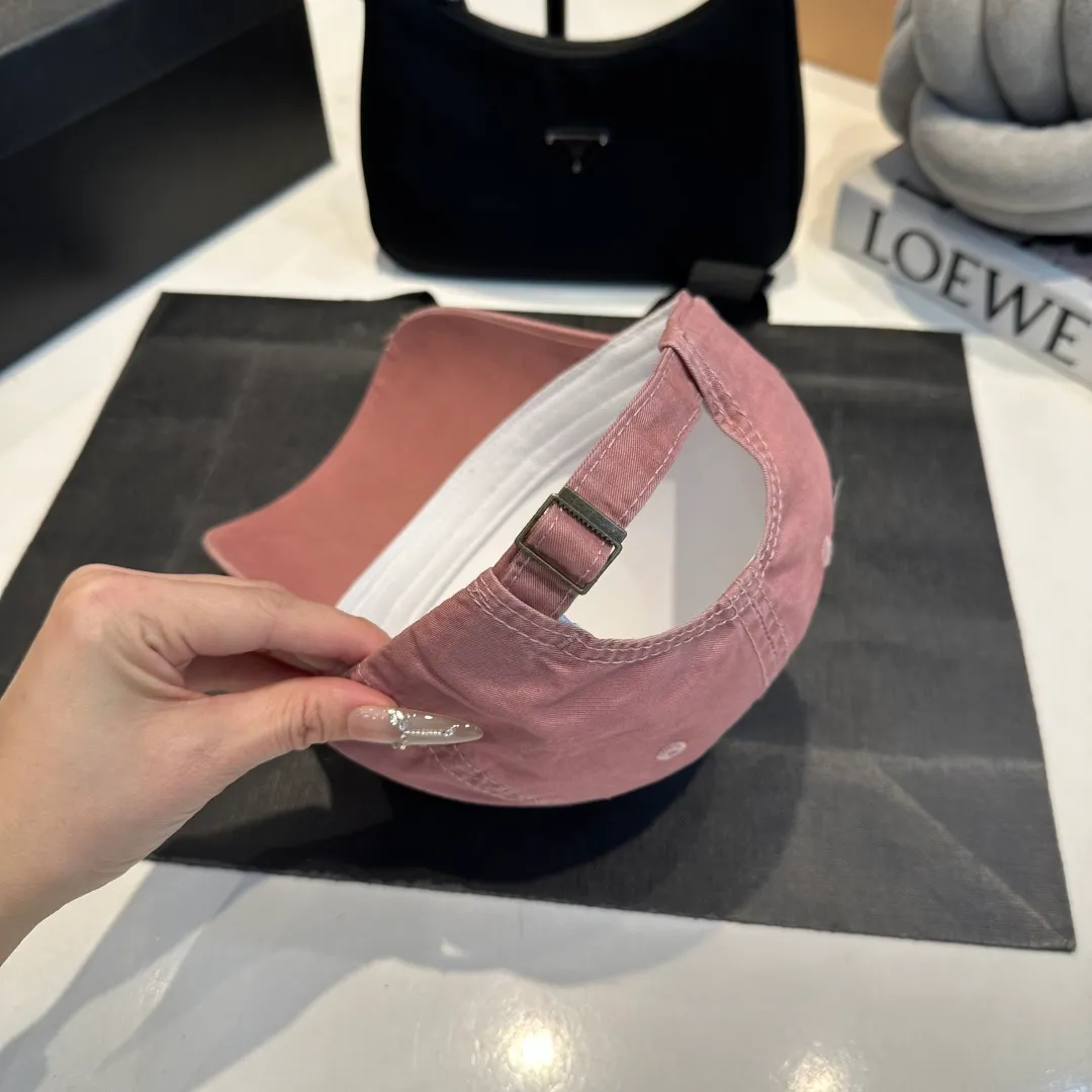 P60 CELINE's new classic casual and trendy baseball cap🧢Japanese and Korean style, looks great with any combination! A must-have when traveling