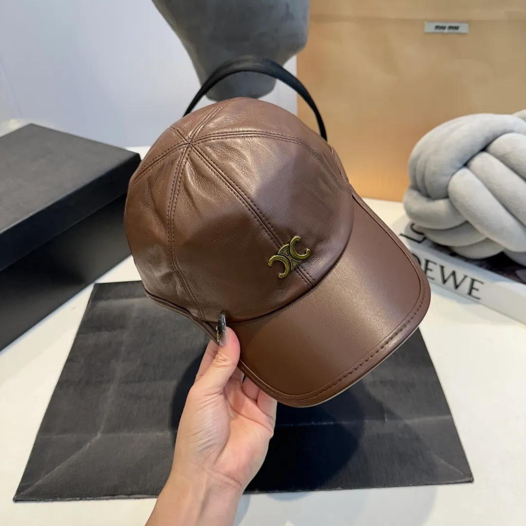 P70 CELINE new autumn cowhide baseball cap with vintage texture leather logo, double-layer material on the brim. The brim is crisp and stylish, and comes standard with fashionable cold hats.