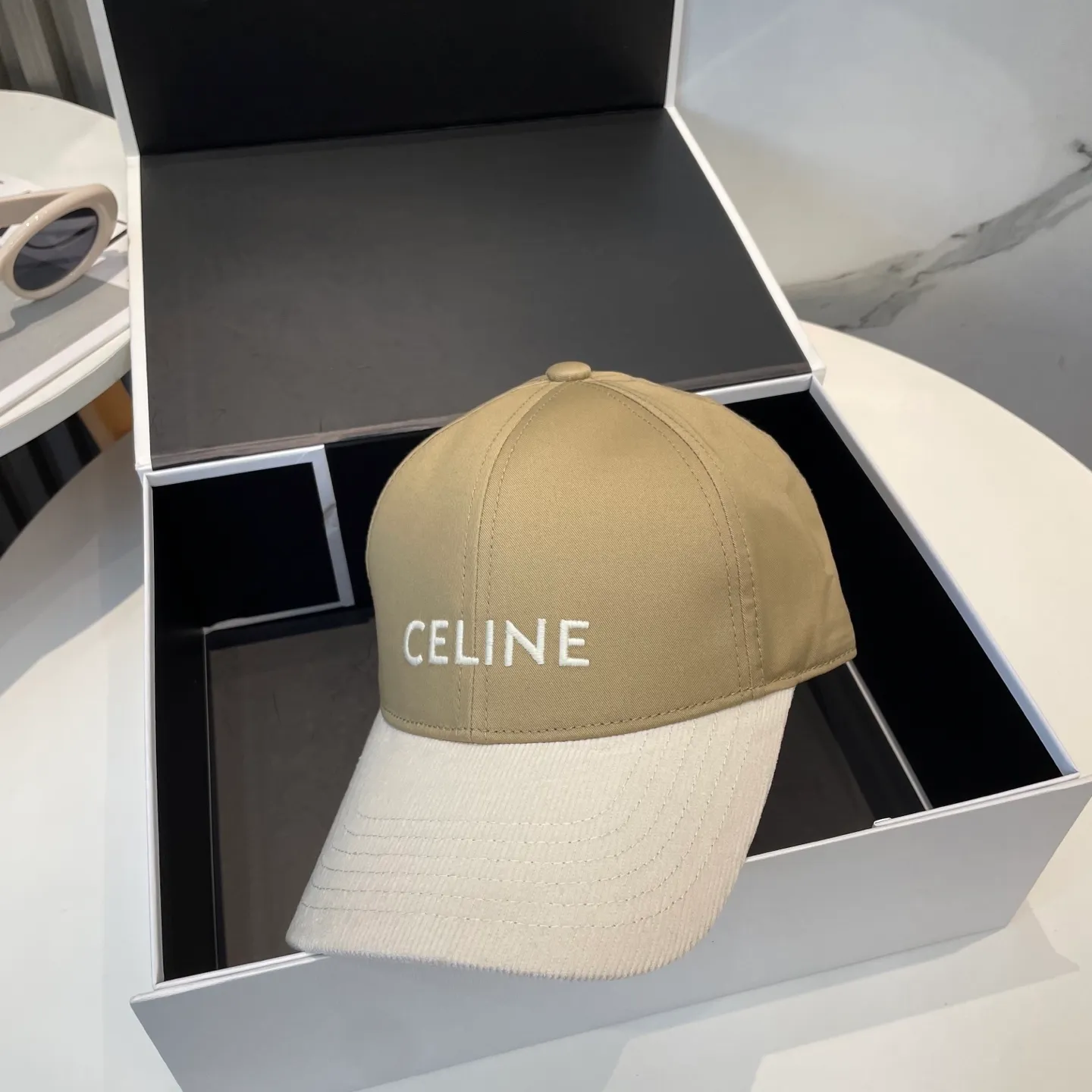 P76 popular CELINE (Celine) official website purchase version. Original 1:1 customized! The latest baseball cap with the same style as the simple letter star, fashionable and high-end workmanship! Every hat is made with care! Extraordinary quality, suitable for both men and women.    Céline's hat has a simple design, high-end color matching, delicate texture, and clean style. It is an iconic item. The letter C is the official icon of CELINE. It is deeply rooted in the brand's historical heritage, and at the same time it exudes modern elegance and a new trend of retro modernity. Simple baseball cap decorated with C logo. Self-attitude, no need to elaborate.