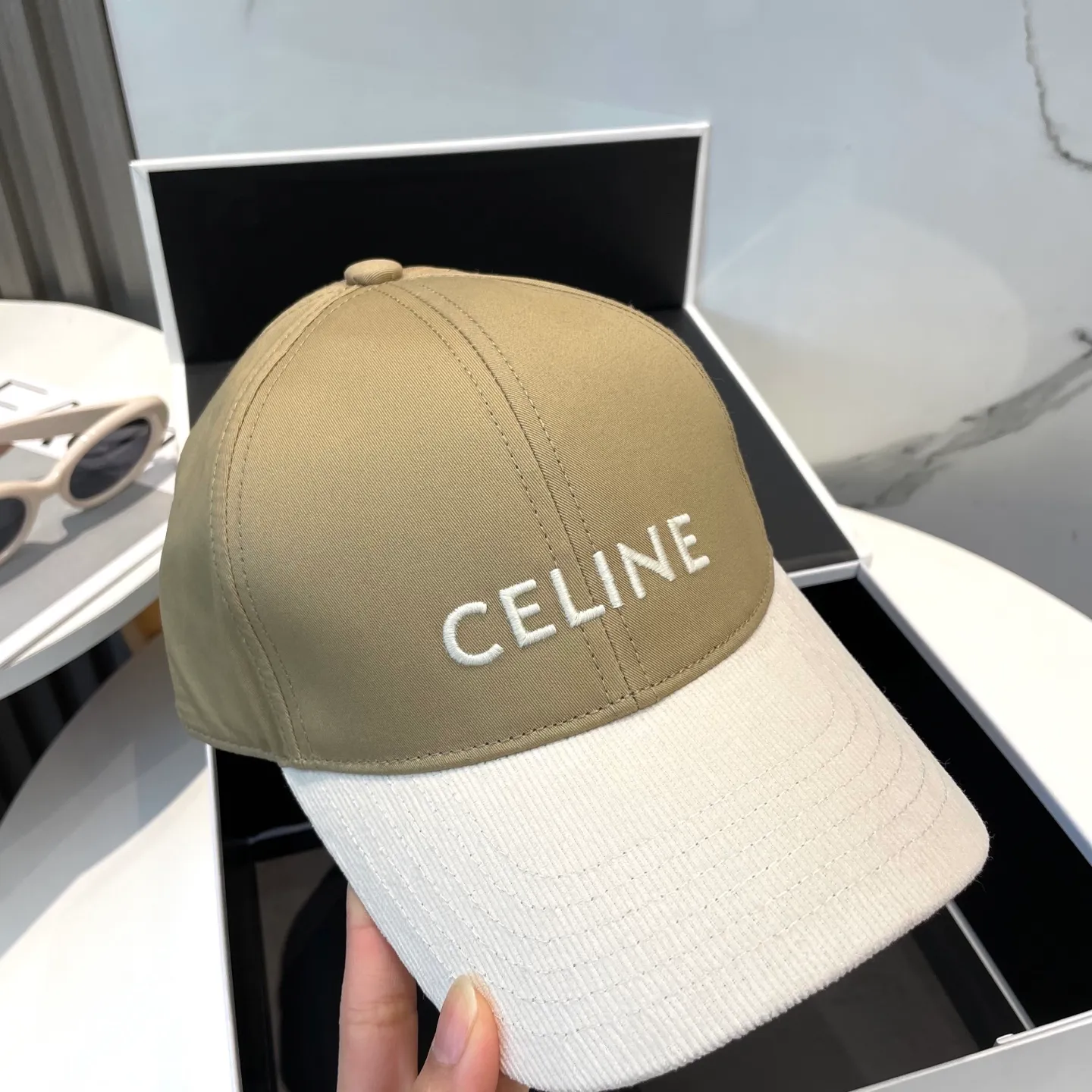 P76 popular CELINE (Celine) official website purchase version. Original 1:1 customized! The latest baseball cap with the same style as the simple letter star, fashionable and high-end workmanship! Every hat is made with care! Extraordinary quality, suitable for both men and women.    Céline's hat has a simple design, high-end color matching, delicate texture, and clean style. It is an iconic item. The letter C is the official icon of CELINE. It is deeply rooted in the brand's historical heritage, and at the same time it exudes modern elegance and a new trend of retro modernity. Simple baseball cap decorated with C logo. Self-attitude, no need to elaborate.