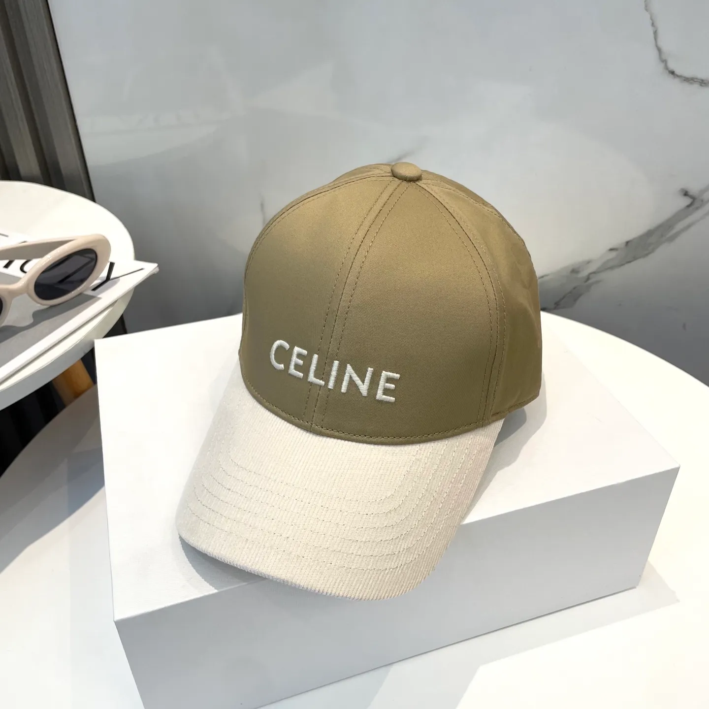 P76 popular CELINE (Celine) official website purchase version. Original 1:1 customized! The latest baseball cap with the same style as the simple letter star, fashionable and high-end workmanship! Every hat is made with care! Extraordinary quality, suitable for both men and women.    Céline's hat has a simple design, high-end color matching, delicate texture, and clean style. It is an iconic item. The letter C is the official icon of CELINE. It is deeply rooted in the brand's historical heritage, and at the same time it exudes modern elegance and a new trend of retro modernity. Simple baseball cap decorated with C logo. Self-attitude, no need to elaborate.