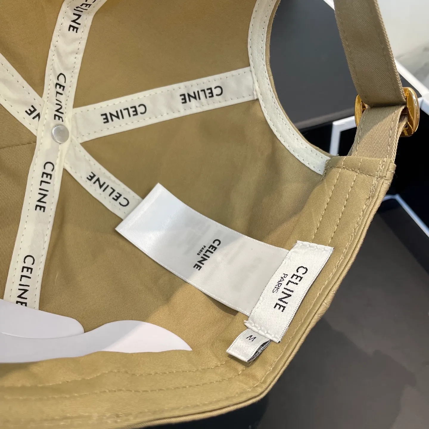 P76 popular CELINE (Celine) official website purchase version. Original 1:1 customized! The latest baseball cap with the same style as the simple letter star, fashionable and high-end workmanship! Every hat is made with care! Extraordinary quality, suitable for both men and women.    Céline's hat has a simple design, high-end color matching, delicate texture, and clean style. It is an iconic item. The letter C is the official icon of CELINE. It is deeply rooted in the brand's historical heritage, and at the same time it exudes modern elegance and a new trend of retro modernity. Simple baseball cap decorated with C logo. Self-attitude, no need to elaborate.