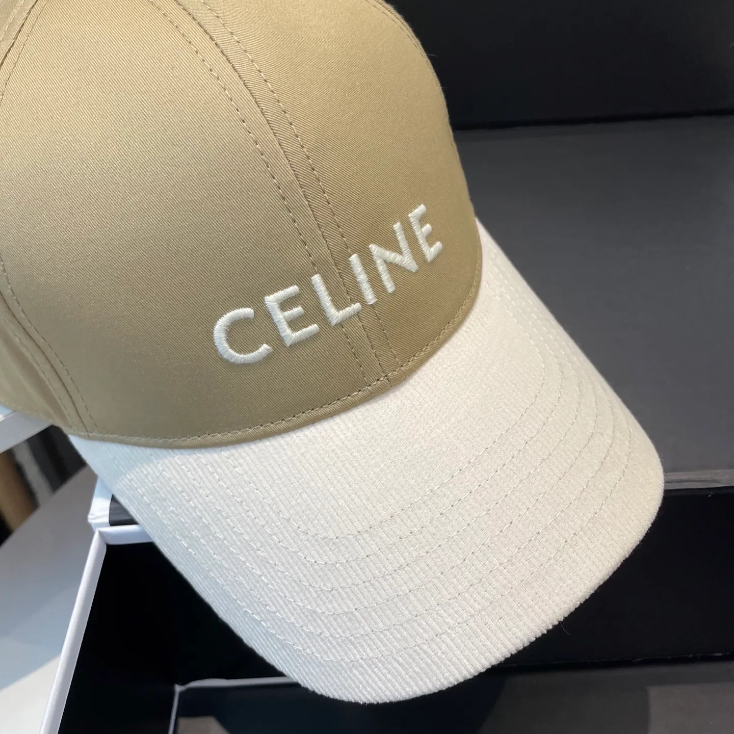 P76 popular CELINE (Celine) official website purchase version. Original 1:1 customized! The latest baseball cap with the same style as the simple letter star, fashionable and high-end workmanship! Every hat is made with care! Extraordinary quality, suitable for both men and women.    Céline's hat has a simple design, high-end color matching, delicate texture, and clean style. It is an iconic item. The letter C is the official icon of CELINE. It is deeply rooted in the brand's historical heritage, and at the same time it exudes modern elegance and a new trend of retro modernity. Simple baseball cap decorated with C logo. Self-attitude, no need to elaborate.