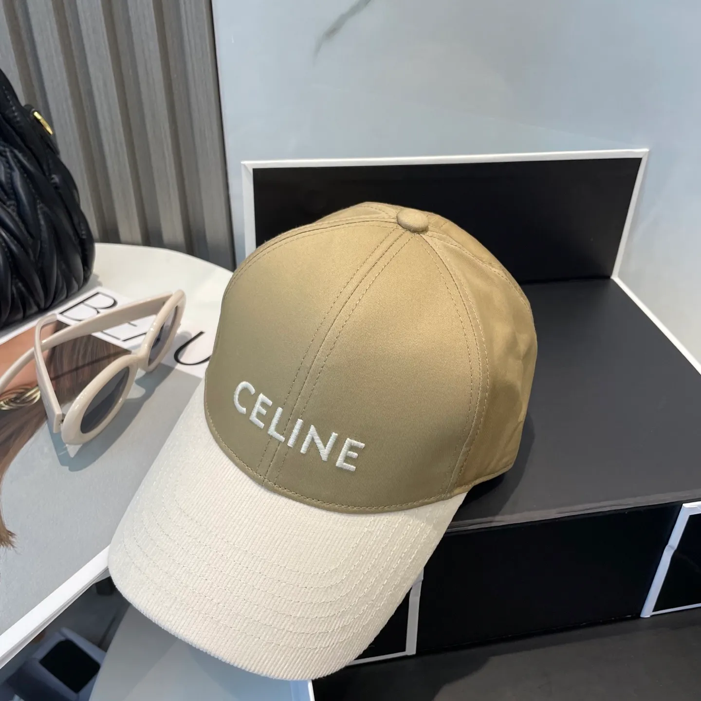P76 popular CELINE (Celine) official website purchase version. Original 1:1 customized! The latest baseball cap with the same style as the simple letter star, fashionable and high-end workmanship! Every hat is made with care! Extraordinary quality, suitable for both men and women.    Céline's hat has a simple design, high-end color matching, delicate texture, and clean style. It is an iconic item. The letter C is the official icon of CELINE. It is deeply rooted in the brand's historical heritage, and at the same time it exudes modern elegance and a new trend of retro modernity. Simple baseball cap decorated with C logo. Self-attitude, no need to elaborate.