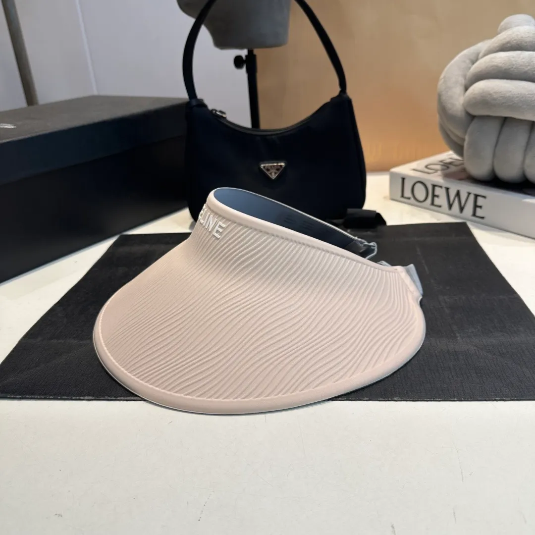 P60 CELINE Celine's new empty-top hat. Sun protection is a compulsory course for girls in this life. This large brim hat is invincible in sun protection. It can be worn all day without any trace or cumbersome feeling.