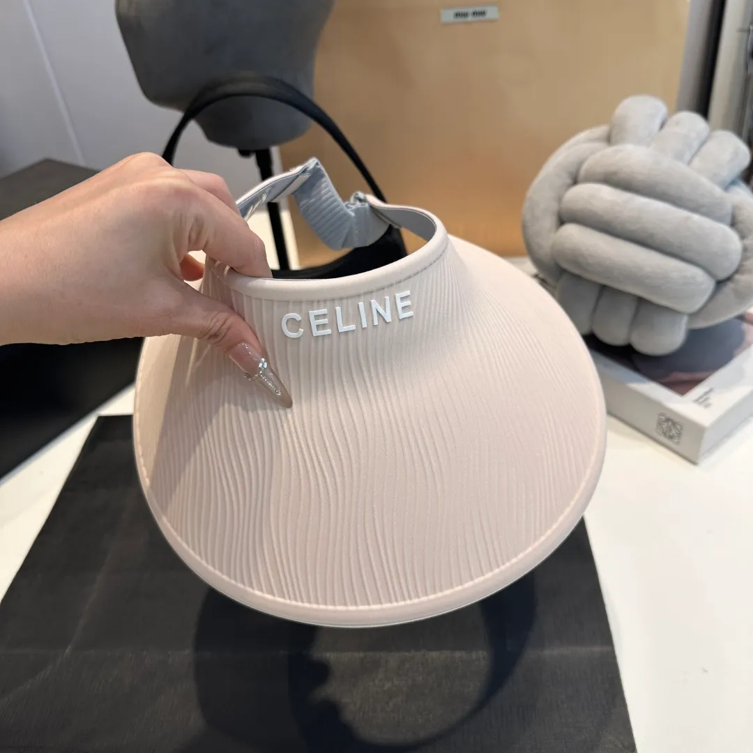 P60 CELINE Celine's new empty-top hat. Sun protection is a compulsory course for girls in this life. This large brim hat is invincible in sun protection. It can be worn all day without any trace or cumbersome feeling.