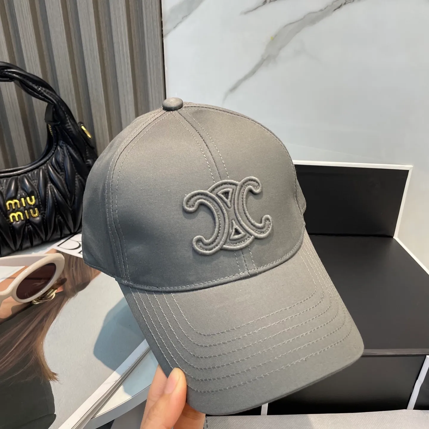 P70 popular CELINE official website purchase version. Original 1:1 customized! The latest baseball cap with the same style as the simple letter star, fashionable and high-end workmanship! Every hat is made with care! Extraordinary quality, suitable for both men and women.    Céline's hat has a simple design, high-end color matching, delicate texture, and clean style. It is an iconic item. The letter C is the official icon of CELINE. It is deeply rooted in the brand's historical heritage, and at the same time it exudes modern elegance and a new trend of retro modernity. Simple baseball cap decorated with C logo. Self-attitude, no need to elaborate.