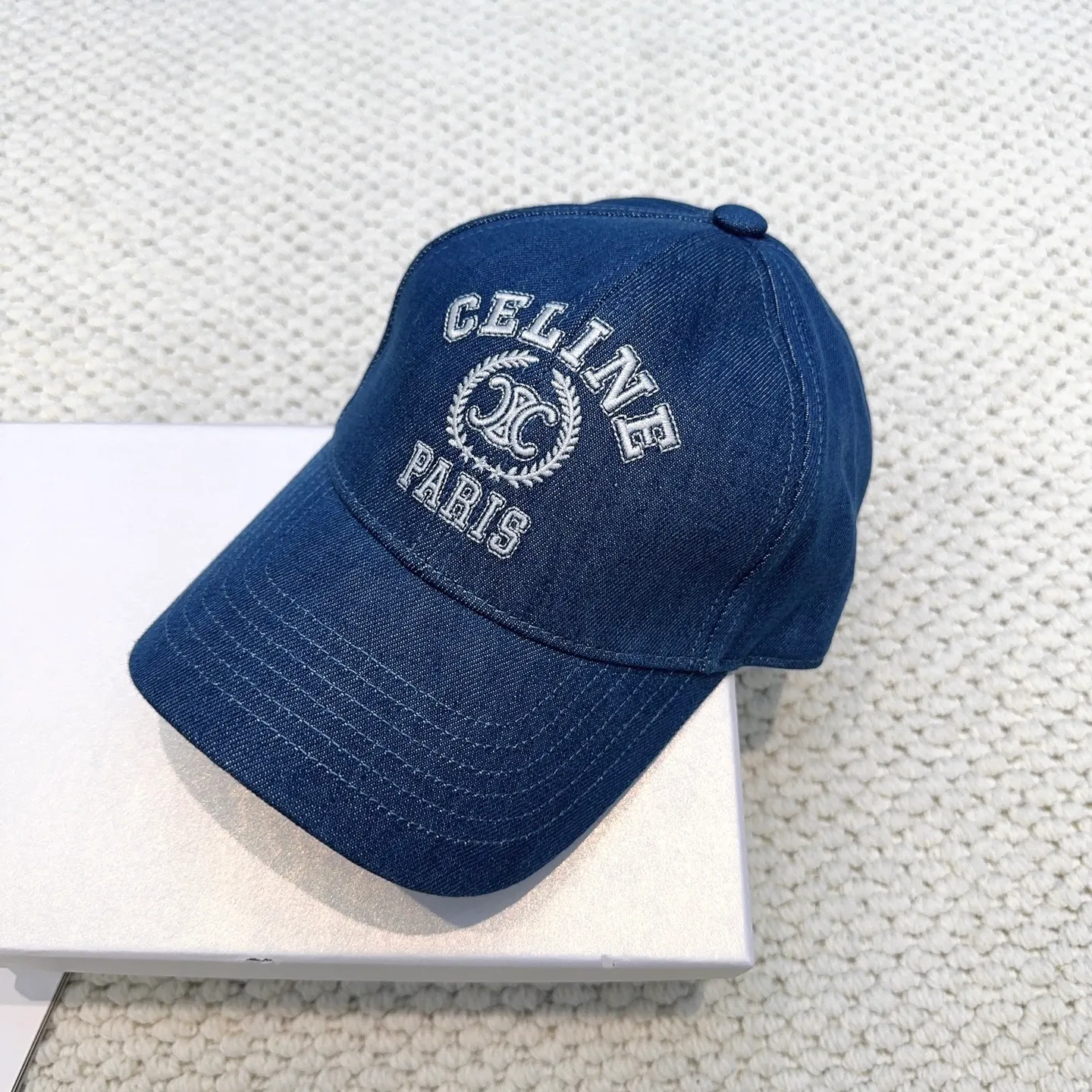 P70 popular CELINE (Celine) latest baseball cap with simple letters, fashionable and high-end workmanship! Every hat is made with care! Extraordinary quality, suitable for both men and women.    Céline's hat has a simple design, high-end color matching, delicate texture, and clean style. It is an iconic item. The letter C is the official icon of CELINE. It is deeply rooted in the brand's historical heritage, and at the same time it exudes modern elegance and a new trend of retro modernity. Simple baseball cap decorated with C logo. Self-attitude, no need to elaborate.
