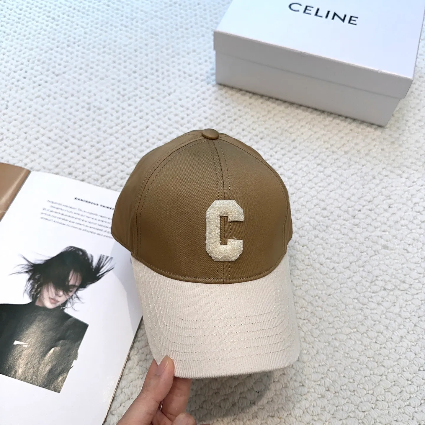 P70 popular CELINE official website purchase version. Original 1:1 customized! The latest baseball cap with the same style as the simple letter star, fashionable and high-end workmanship! Every hat is made with care! Extraordinary quality, suitable for both men and women.    Céline's hat has a simple design, high-end color matching, delicate texture, and clean style. It is an iconic item. The letter C is the official icon of CELINE. It is deeply rooted in the brand's historical heritage, and at the same time it exudes modern elegance and a new trend of retro modernity. Simple baseball cap decorated with C logo. Self-attitude, no need to elaborate.