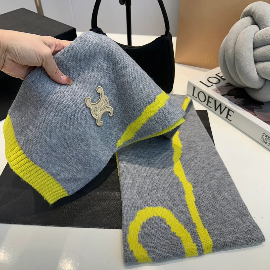 P170 CELINE Xiaohongshu’s popular model, official website new classic suit hat! Hat ➕Scarf! It feels great in hand! It’s warm and super comfortable. This winter, all you need is a hat set like this. It’s warm and fashionable! Welcome to choose!!