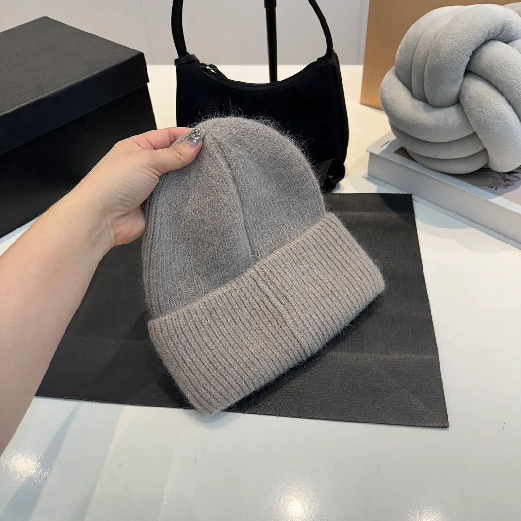 P60 CELINE 2024 autumn and winter new rabbit fur beanie, Korean style design ~ a must-have for autumn and winter wear