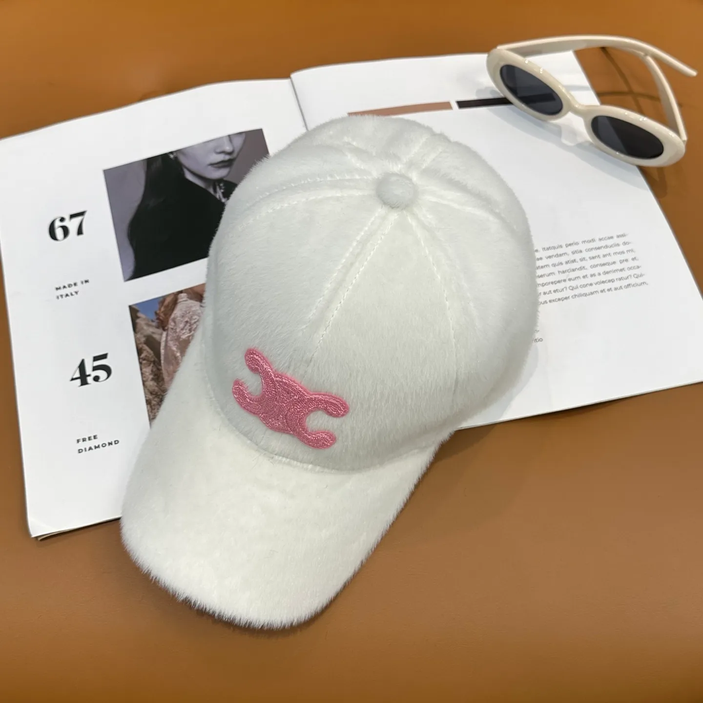 P50 CELINE's new autumn and winter baseball cap🧢It's plush and very comfortable. It's a big brand model that goes well with you. You can wear it with your eyes closed.