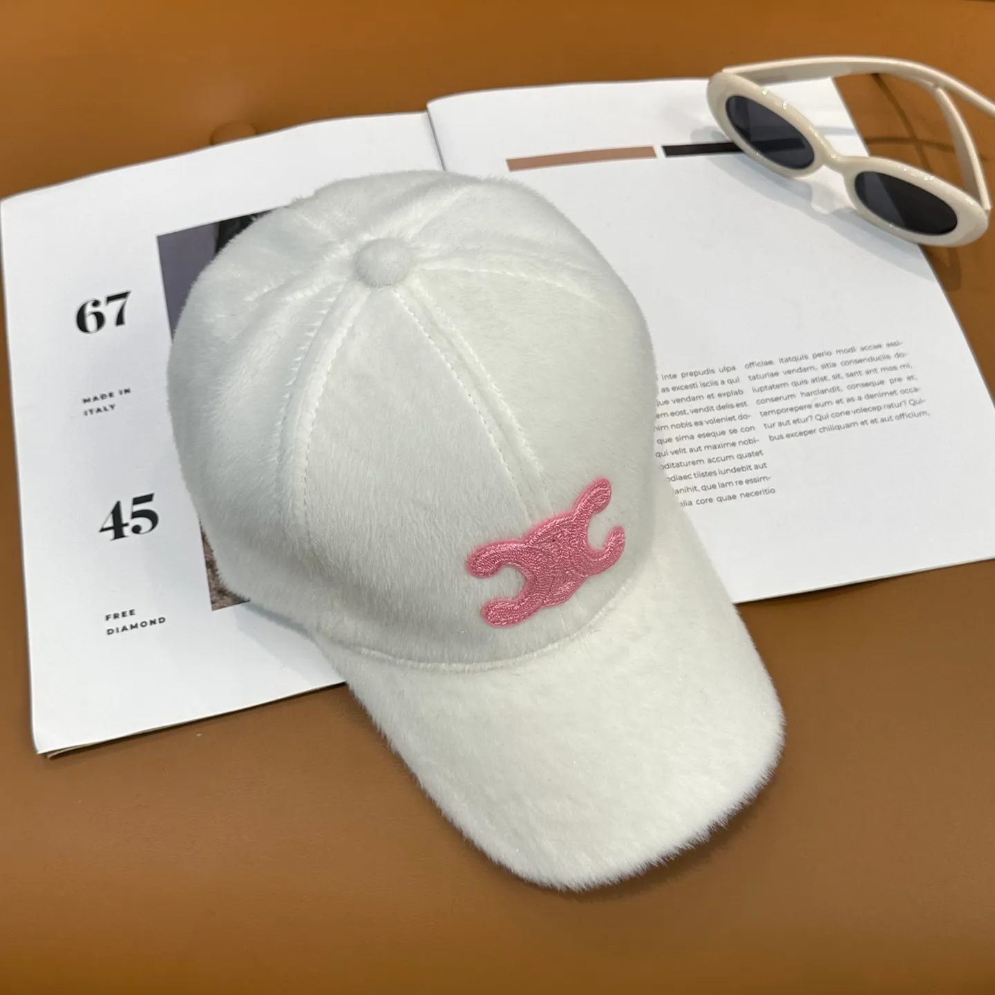 P50 CELINE's new autumn and winter baseball cap🧢It's plush and very comfortable. It's a big brand model that goes well with you. You can wear it with your eyes closed.