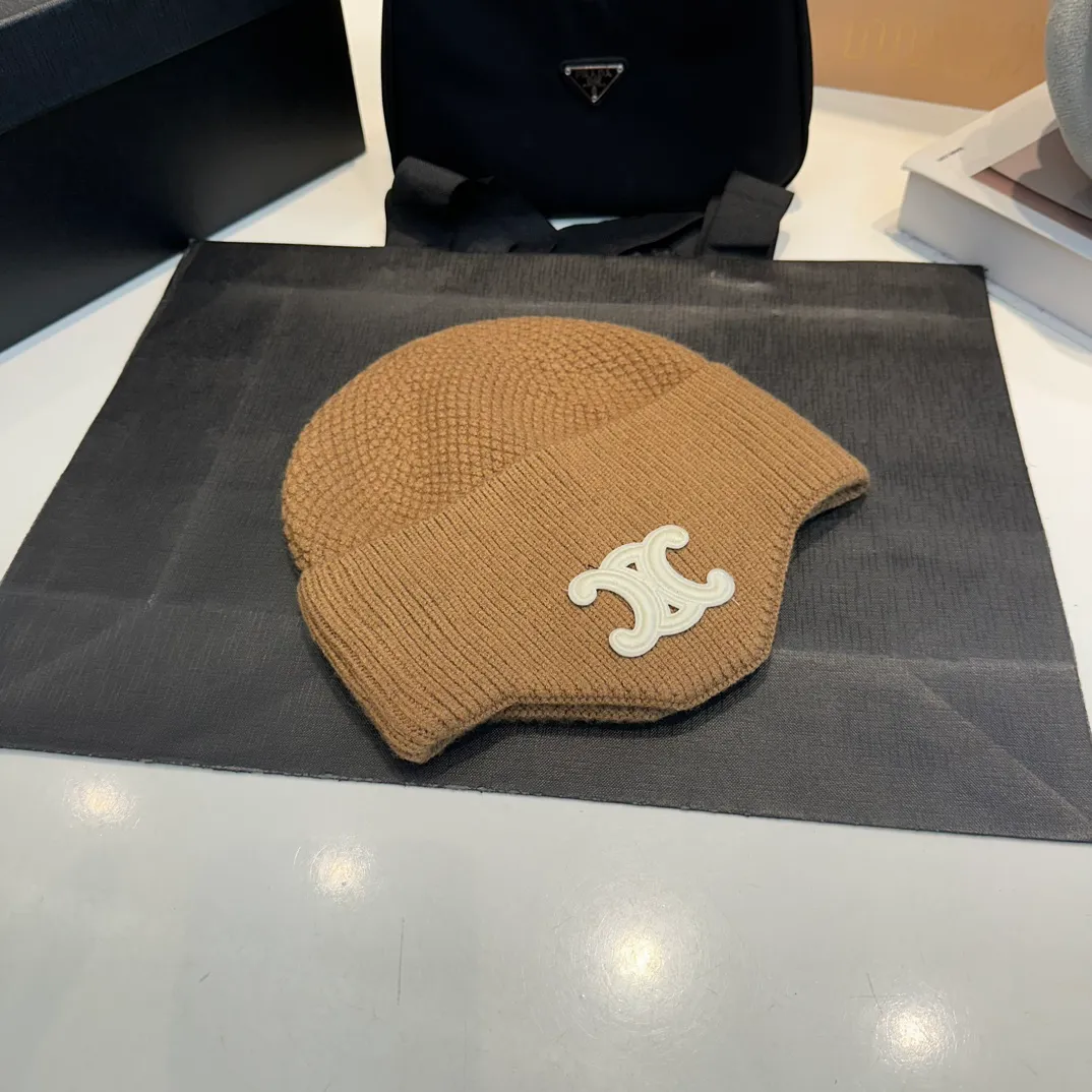 P70 CELINE🖤 Autumn and winter knitted ear protection hat Japanese personalized knitted autumn and winter ear protection hat👏✊ Made of high-quality wool, soft and comfortable, thick hat, first-class thermal insulation effect, plush feeling, soft and skin-friendly! Suitable for all kinds of clothes in autumn and winter!