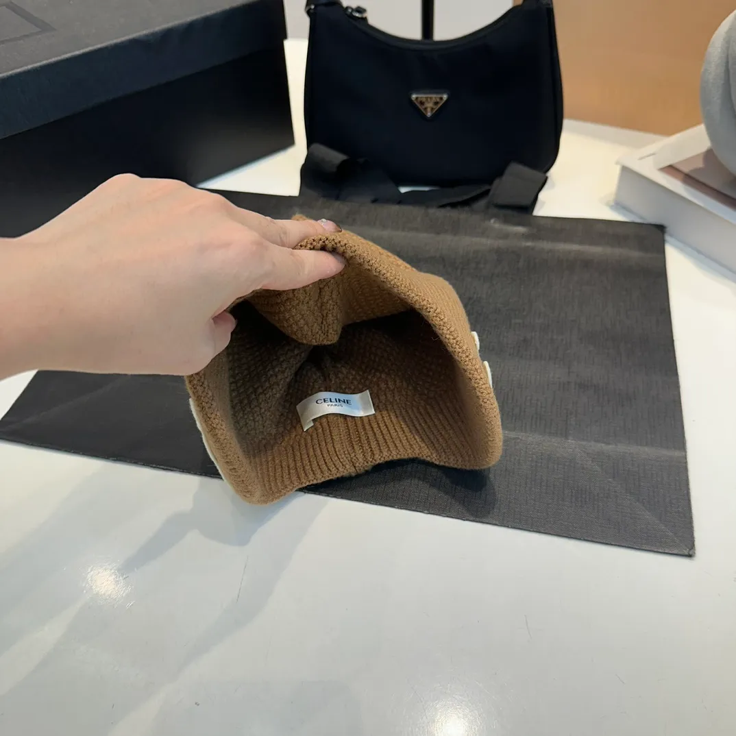 P70 CELINE🖤 Autumn and winter knitted ear protection hat Japanese personalized knitted autumn and winter ear protection hat👏✊ Made of high-quality wool, soft and comfortable, thick hat, first-class thermal insulation effect, plush feeling, soft and skin-friendly! Suitable for all kinds of clothes in autumn and winter!