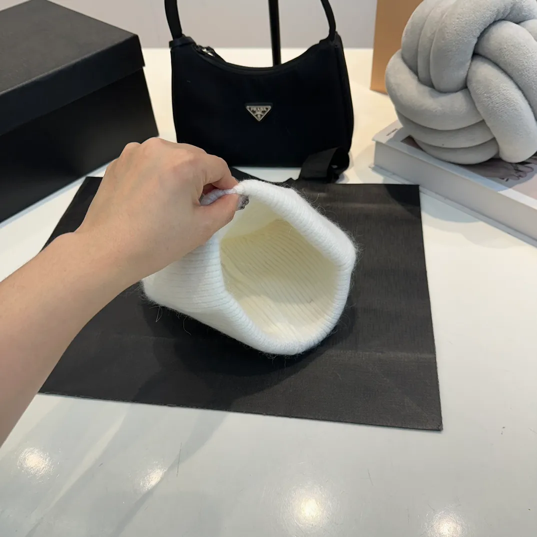 P60 CELINE 2024 autumn and winter new rabbit fur beanie, Korean style design ~ a must-have for autumn and winter wear
