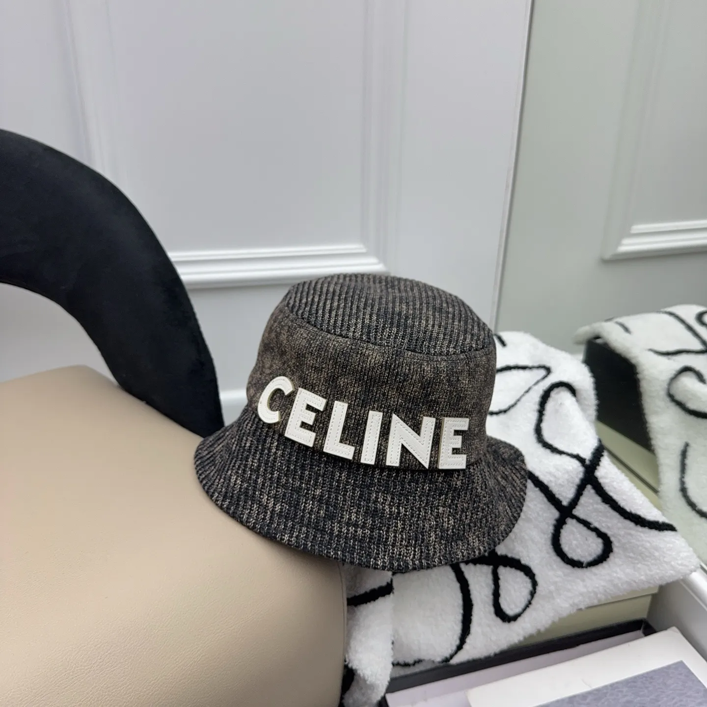 CELINE's new autumn and winter fisherman's hat is spliced ​​with a variety of fabrics and has a full sense of detail! 🩶 Old money style high-end series