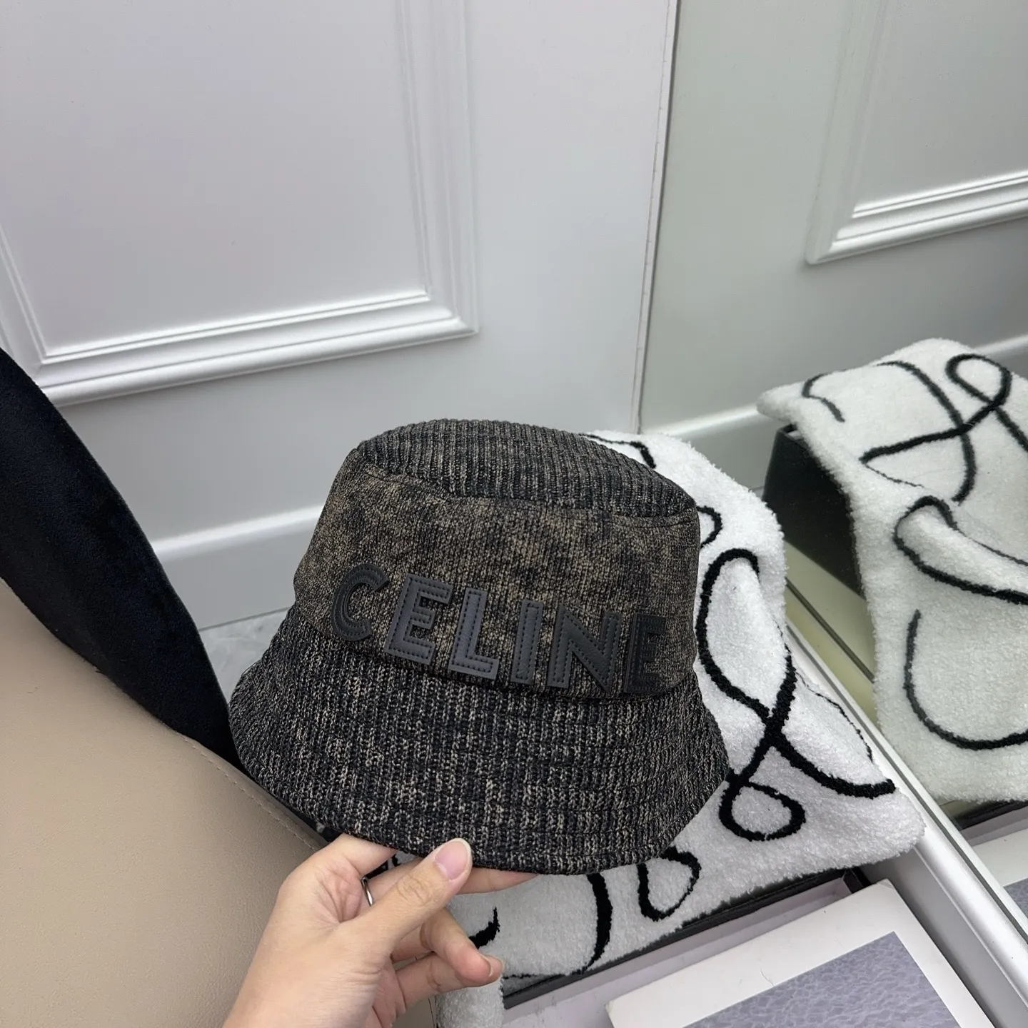 CELINE's new autumn and winter fisherman's hat is spliced ​​with a variety of fabrics and has a full sense of detail! 🩶 Old money style high-end series