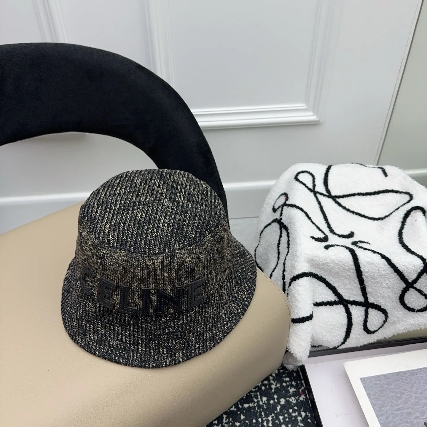 CELINE's new autumn and winter fisherman's hat is spliced ​​with a variety of fabrics and has a full sense of detail! 🩶 Old money style high-end series