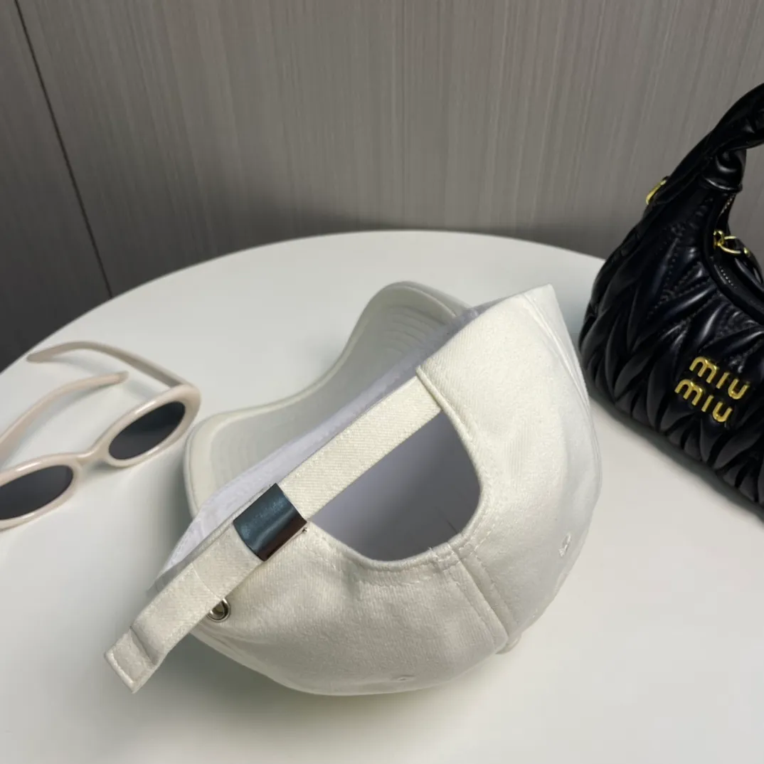 P56 💛 Comes with dust bag [CELINE Celine] new simple baseball cap, new shipment, big brand style is super easy to match, hurry up and get it!