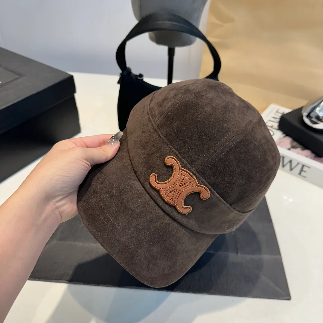 P60 CELINE's new Arc de Triomphe logo baseball cap. High quality, great color, perfect details. Latest Arc de Triomphe logo, out of stock. Must buy.