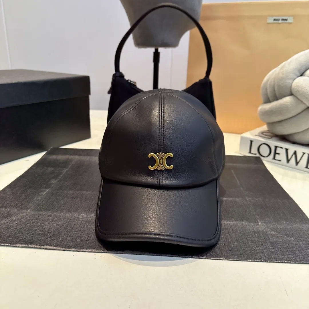 P70 CELINE new autumn cowhide baseball cap with vintage texture leather logo, double-layer material on the brim. The brim is crisp and stylish, and comes standard with fashionable cold hats.