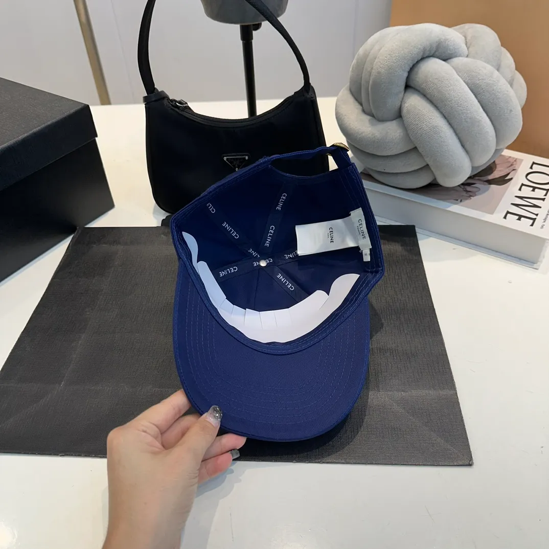 P60 dark blue denim CELINE Celine 2024ss new Arc de Triomphe embroidered baseball cap 🧢 Top version 👍 Purchased Z batch version, the hat shape is completely customized according to Z batch 22:1. Customized washed denim fabric, super textured! The Arc de Triomphe pattern is different from the version on the market, and the size and texture of the looped hair are all restored. The hardware adjustment buckle is custom-molded and has a logo. Customized logo webbing inside the hat, all details restored💯 ⚠️Size: One size fits all and adjustable!