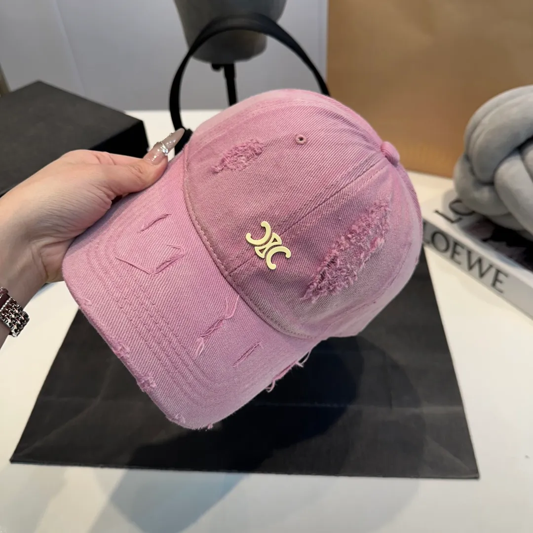 P60 Celine's new baseball cap 🧢 This season is decorated with the small Arc de Triomphe logo. Navy blue｜black｜dark red. Casual and practical! Close your eyes and enter!