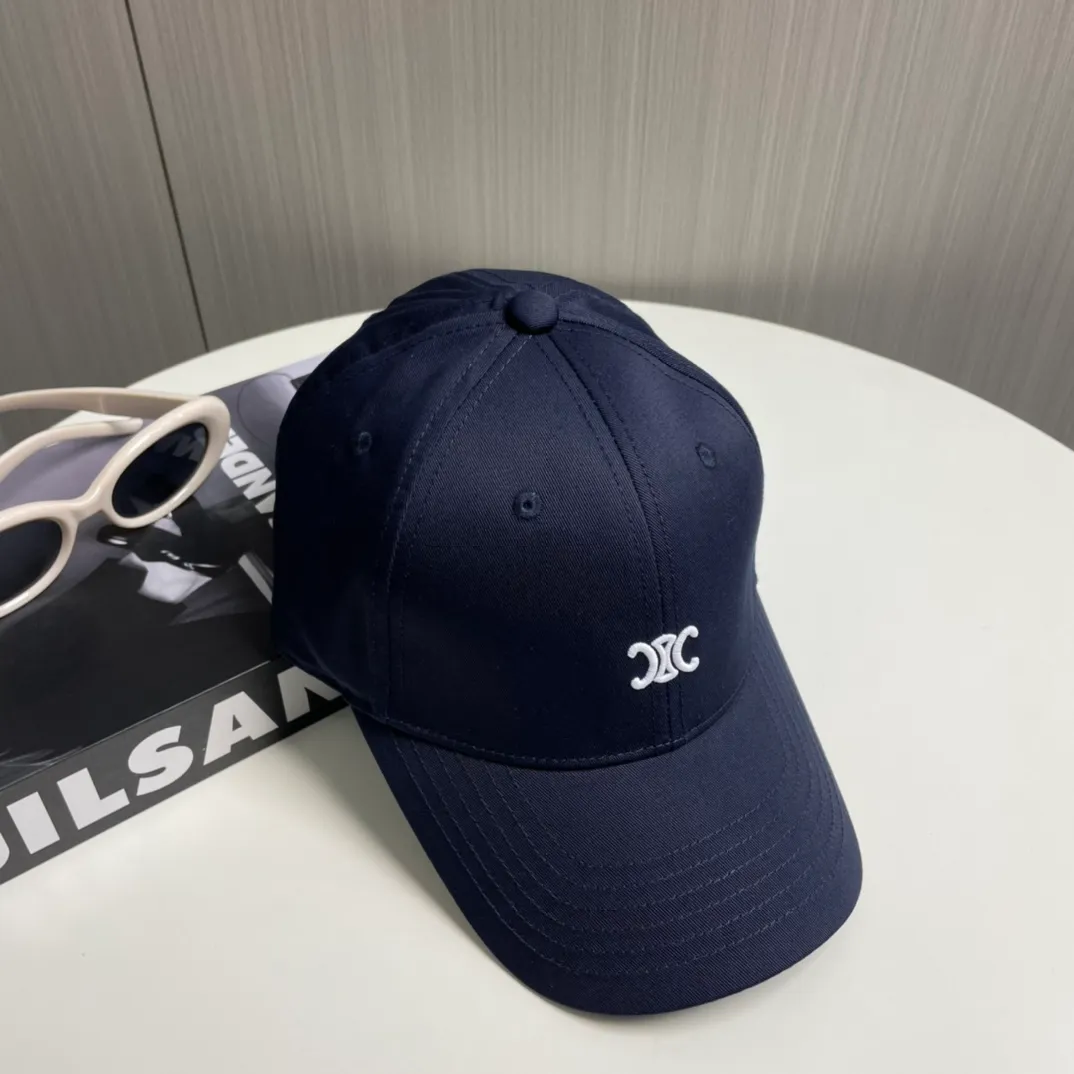 P70 popular CELINE (Celine) latest baseball cap with simple letters, fashionable and high-end workmanship! Every hat is made with care! Extraordinary quality, suitable for both men and women.    Céline's hat has a simple design, high-end color matching, delicate texture, and clean style. It is an iconic item. The letter C is the official icon of CELINE. It is deeply rooted in the brand's historical heritage, and at the same time it exudes modern elegance and a new trend of retro modernity. Simple baseball cap decorated with C logo. Self-attitude, no need to elaborate.