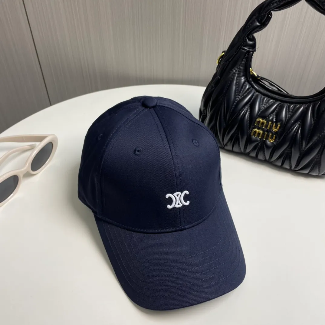 P70 popular CELINE (Celine) latest baseball cap with simple letters, fashionable and high-end workmanship! Every hat is made with care! Extraordinary quality, suitable for both men and women.    Céline's hat has a simple design, high-end color matching, delicate texture, and clean style. It is an iconic item. The letter C is the official icon of CELINE. It is deeply rooted in the brand's historical heritage, and at the same time it exudes modern elegance and a new trend of retro modernity. Simple baseball cap decorated with C logo. Self-attitude, no need to elaborate.