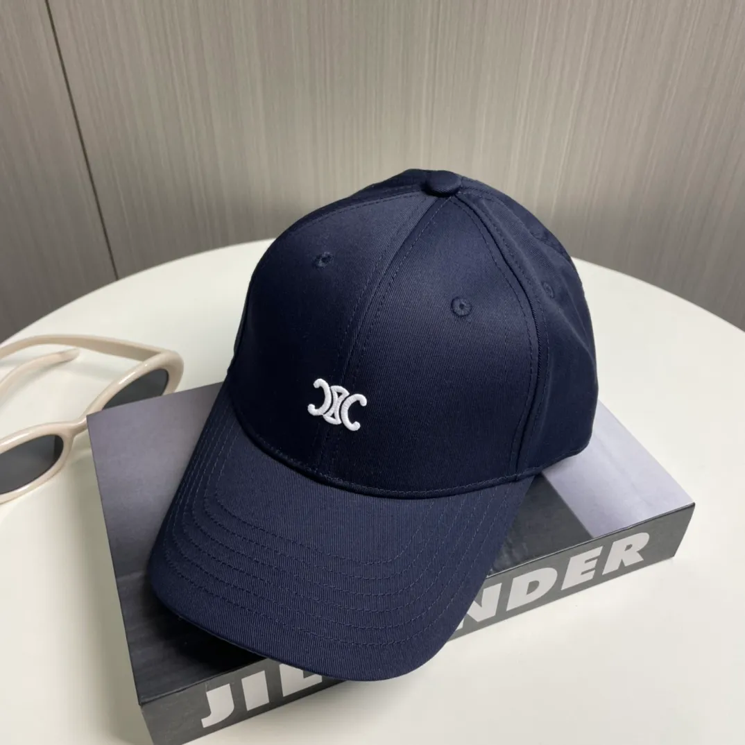 P70 popular CELINE (Celine) latest baseball cap with simple letters, fashionable and high-end workmanship! Every hat is made with care! Extraordinary quality, suitable for both men and women.    Céline's hat has a simple design, high-end color matching, delicate texture, and clean style. It is an iconic item. The letter C is the official icon of CELINE. It is deeply rooted in the brand's historical heritage, and at the same time it exudes modern elegance and a new trend of retro modernity. Simple baseball cap decorated with C logo. Self-attitude, no need to elaborate.