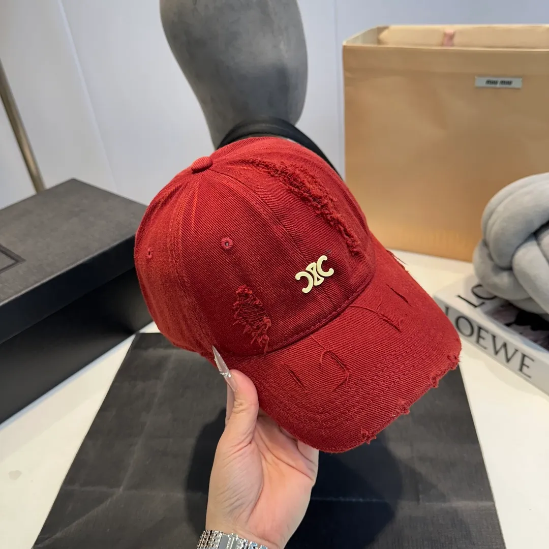 P60 Celine's new baseball cap 🧢 This season is decorated with the small Arc de Triomphe logo. Navy blue｜black｜dark red. Casual and practical! Close your eyes and enter!