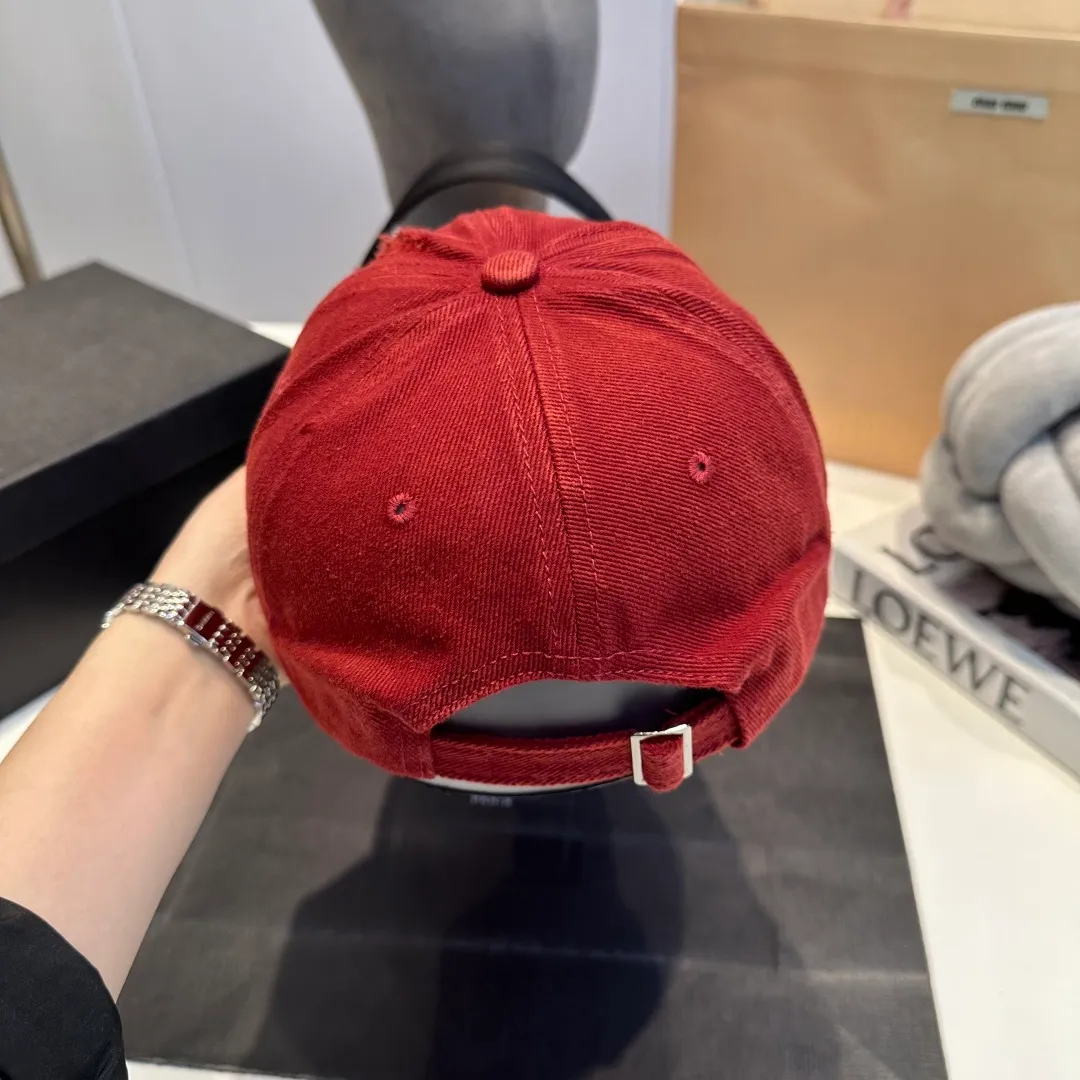 P60 Celine's new baseball cap 🧢 This season is decorated with the small Arc de Triomphe logo. Navy blue｜black｜dark red. Casual and practical! Close your eyes and enter!