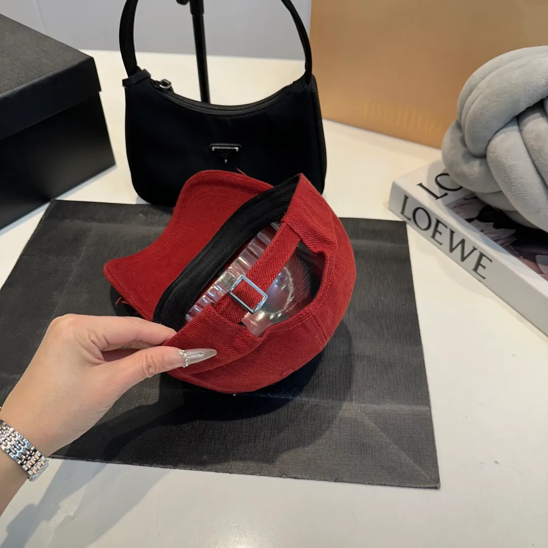 P60 Celine's new baseball cap 🧢 This season is decorated with the small Arc de Triomphe logo. Navy blue｜black｜dark red. Casual and practical! Close your eyes and enter!