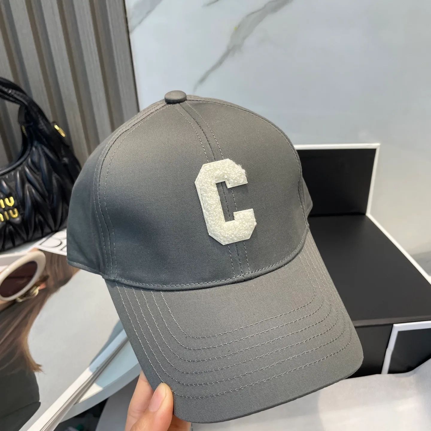 P70 popular CELINE official website purchase version. Original 1:1 customized! The latest baseball cap with the same style as the simple letter star, fashionable and high-end workmanship! Every hat is made with care! Extraordinary quality, suitable for both men and women.    Céline's hat has a simple design, high-end color matching, delicate texture, and clean style. It is an iconic item. The letter C is the official icon of CELINE. It is deeply rooted in the brand's historical heritage, and at the same time it exudes modern elegance and a new trend of retro modernity. Simple baseball cap decorated with C logo. Self-attitude, no need to elaborate.